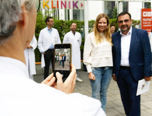 Foto Besuch Hr. Holetschek an der München Klinik mit K. Dettmer am 30.08.2023, Bildnachweis „München Klinik“